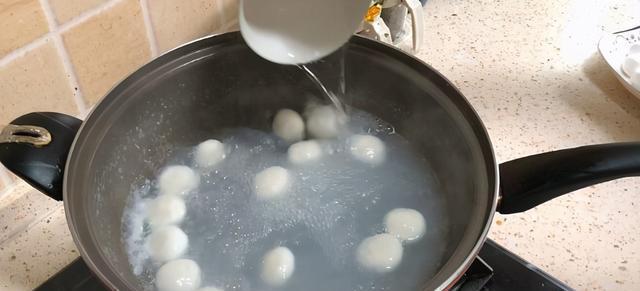 煮汤圆用冷水还是热水的相关图片
